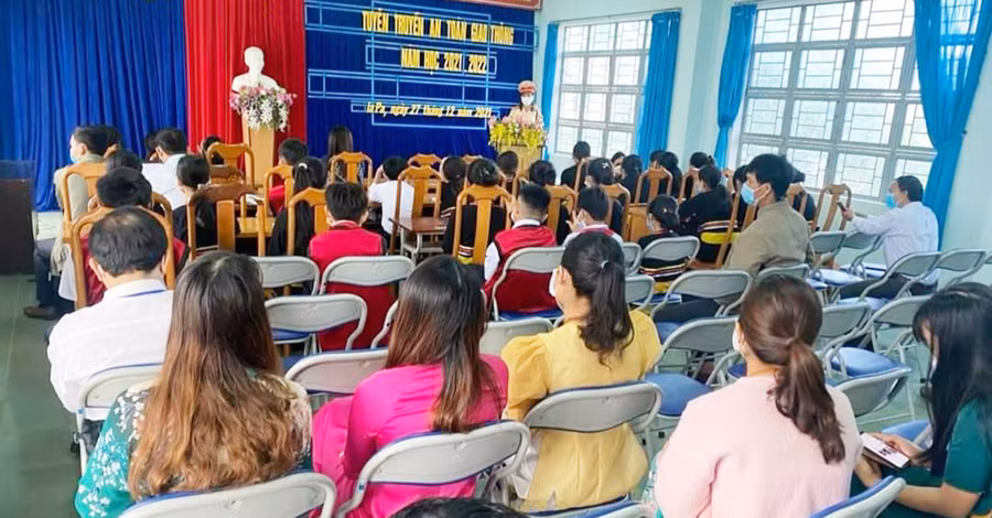  Quang cảnh buổi tuyên truyền pháp luật tại Trường THCS Dân tộc Nội trú huyện Ia Pa. Ảnh: R'Ô HOK