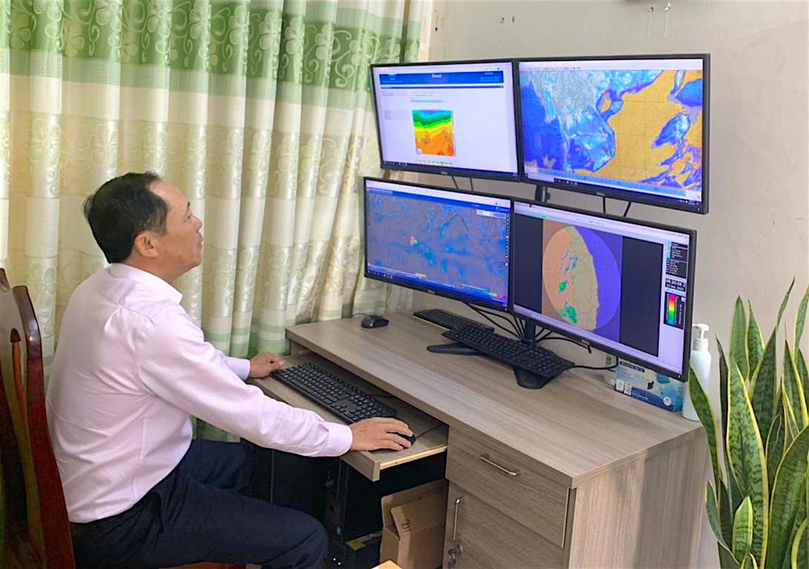 Ông Nguyễn Văn Huấn-Phó Trưởng phòng phụ trách Phòng Dự báo (Đài KTTV khu vực Tây Nguyên) tác nghiệp trên hệ thống dự báo SmartMet. Ảnh: Mộc Trà Ông Nguyễn Văn Huấn-Phó Trưởng phòng phụ trách Phòng Dự báo (Đài KTTV khu vực Tây Nguyên) tác nghiệp trên hệ thống dự báo SmartMet. Ảnh: Mộc Trà