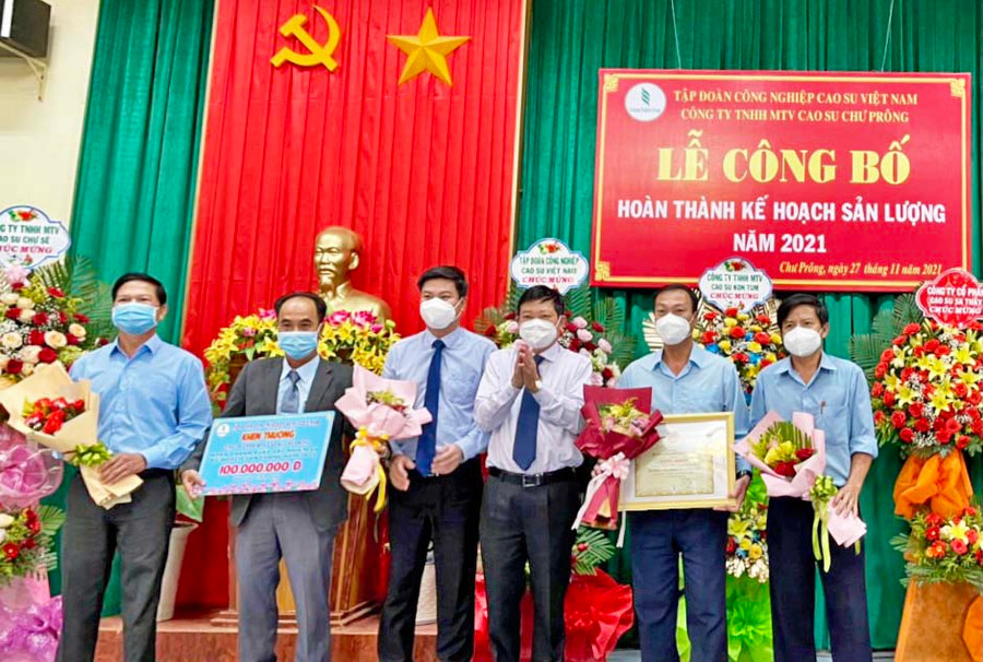 Công ty TNHH một thành viên Cao su Chư Prông nhận bằng khen và tiền thưởng của Tập đoàn Công nghiệp Cao su Việt Nam tại lễ công bố hoàn thành kế hoạch sản lượng năm 2021. Ảnh: Thảo Nguyên