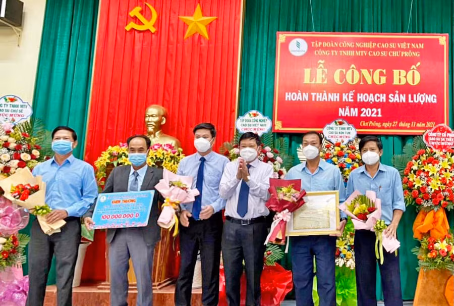 Công ty TNHH một thành viên Cao su Chư Prông nhận bằng khen và tiền thưởng của Tập đoàn Công nghiệp Cao su Việt Nam tại lễ công bố hoàn thành kế hoạch sản lượng năm 2021. Ảnh: Thảo Nguyên