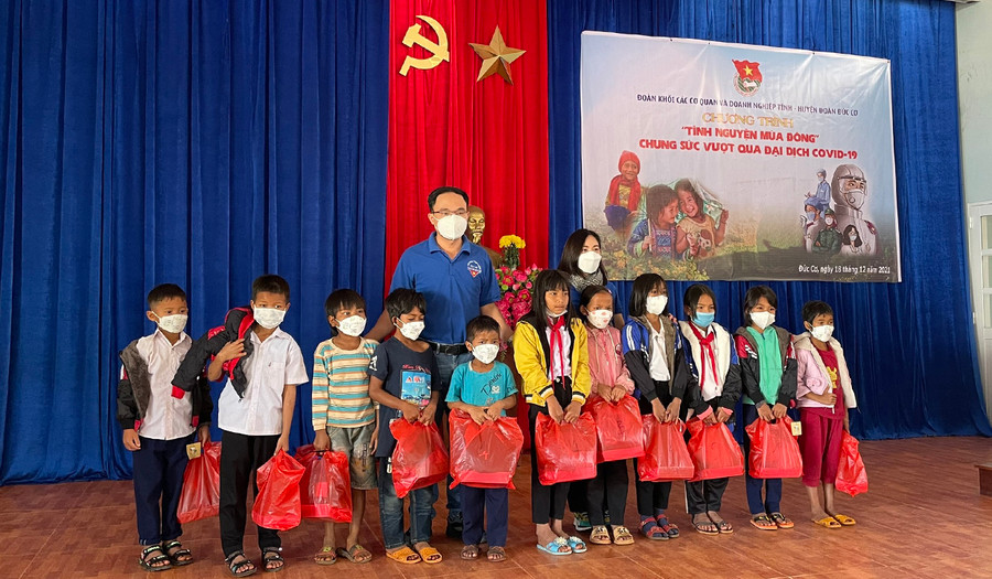 Đoàn khối các Cơ quan và Doanh nghiệp tỉnh tặng quà cho gia đình chính sách của xã Ia Kriêng (huyện Đức Cơ). Ảnh: Phan Lài