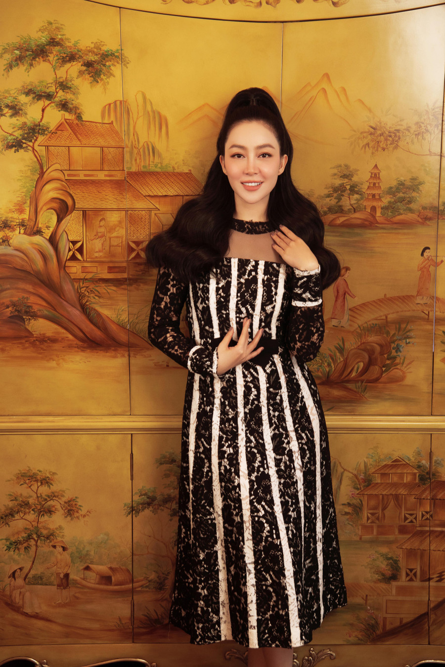 Mẫu đầm ren dáng chữ A thắt eo thanh lịch được nhấn nhá bằng khoảng hở chừng mực ở phần cổ mang đến vẻ gợi cảm và quyến rũ. Mẫu đầm ren dáng chữ A thắt eo thanh lịch được nhấn nhá bằng khoảng hở chừng mực ở phần cổ mang đến vẻ gợi cảm và quyến rũ.