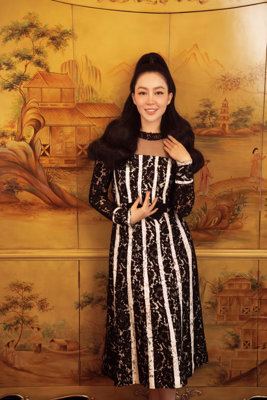 Mẫu đầm ren dáng chữ A thắt eo thanh lịch được nhấn nhá bằng khoảng hở chừng mực ở phần cổ mang đến vẻ gợi cảm và quyến rũ. Mẫu đầm ren dáng chữ A thắt eo thanh lịch được nhấn nhá bằng khoảng hở chừng mực ở phần cổ mang đến vẻ gợi cảm và quyến rũ.