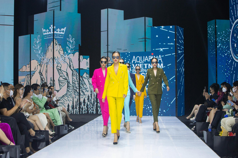 Những tone màu bắt mắt nhà mốt sử dụng trong BST Sun and Moon được lấy từ biểu tượng mặt trời tỏa ánh hoàng kim chiếu sáng vũ trụ và mặt trăng tỏa ánh sáng bạc đầy thanh nhã trên nền màu xanh lam mang tên Mykonos - sắc xanh trứ danh của bầu trời đêm miền biển Aegean, Hy Lạp. Hòa cùng sắc trắng, xám, bạc và sắc xanh Mykonos đã khắc họa nên một bức tranh lấp lánh đầy bí ẩn, như vẻ đẹp quyến rũ kiêu sa của người phụ nữ.