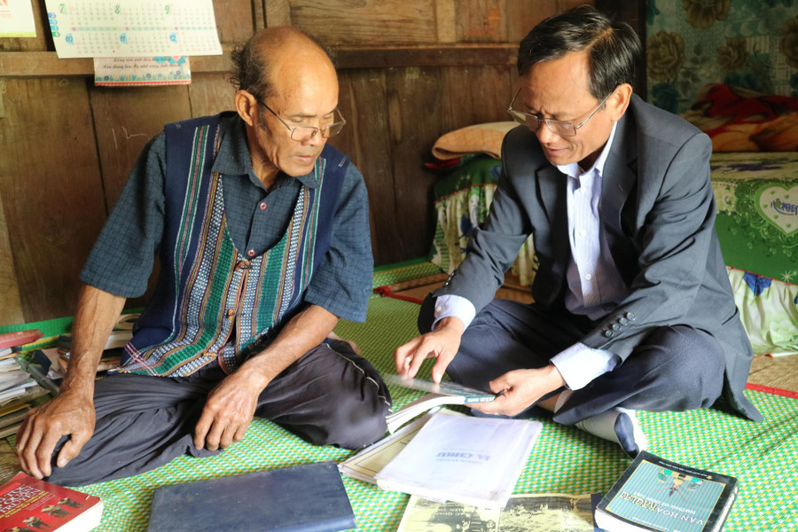 Ông Ya Loan trao đổi với nhà nghiên cứu Đặng Trọng Hộ về văn hóa và ngôn ngữ Chu Ru. Ông Ya Loan trao đổi với nhà nghiên cứu Đặng Trọng Hộ về văn hóa và ngôn ngữ Chu Ru.