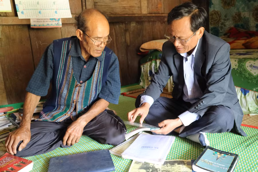 Ông Ya Loan trao đổi với nhà nghiên cứu Đặng Trọng Hộ về văn hóa và ngôn ngữ Chu Ru.