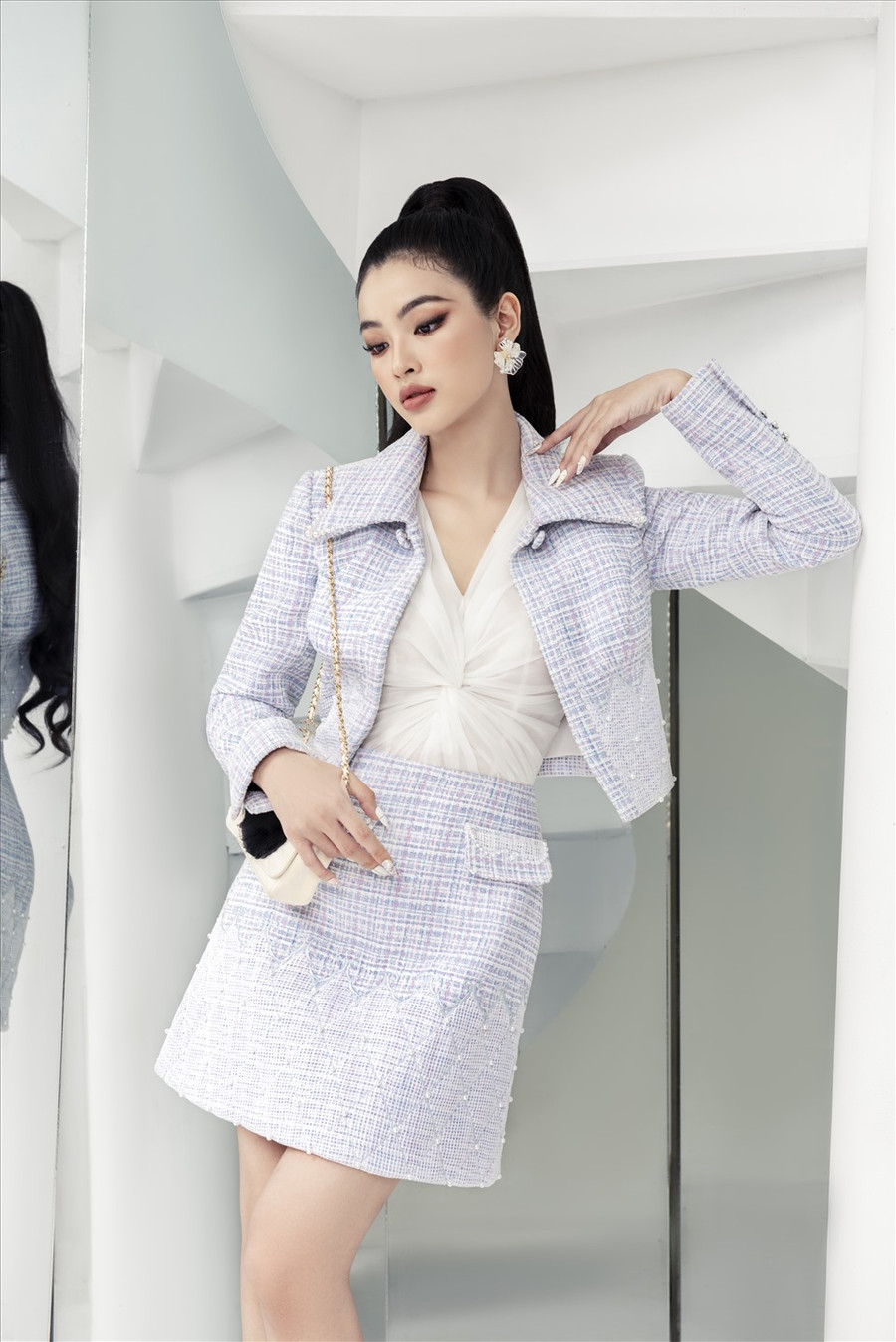 Phong cách của người đẹp phù hợp cho cả những buổi hội họp lẫn tiệc cuối năm. 