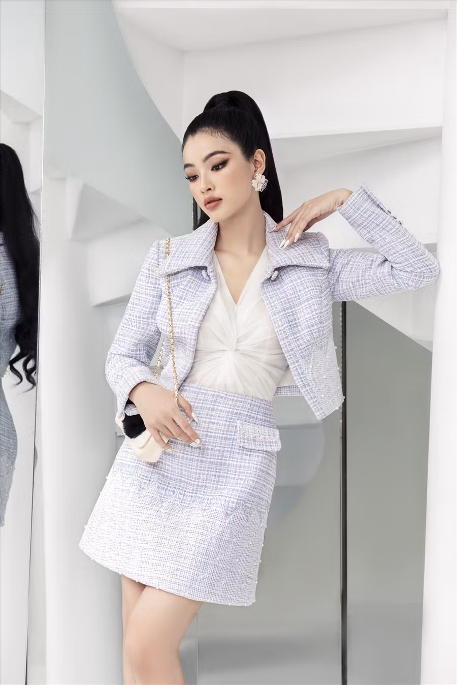 Phong cách của người đẹp phù hợp cho cả những buổi hội họp lẫn tiệc cuối năm. 