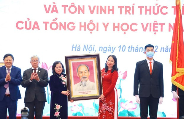 Phó Chủ tịch nước Võ Thị Ánh Xuân tặng ảnh chân dung Chủ tịch Hồ Chí Minh cho Tổng hội Y học Việt Nam. (Ảnh: Văn Điệp/TTXVN)