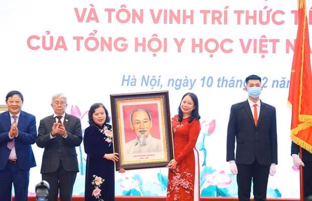 Phó Chủ tịch nước Võ Thị Ánh Xuân tặng ảnh chân dung Chủ tịch Hồ Chí Minh cho Tổng hội Y học Việt Nam. (Ảnh: Văn Điệp/TTXVN)