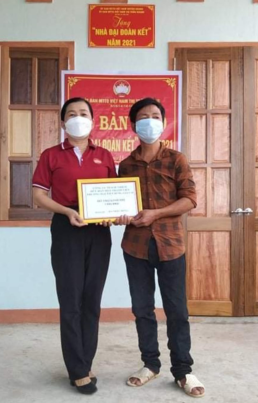 Bà Nguyễn Thị Miền trao tiền hỗ trợ làm nhà cho gia đình anh Trần Văn Ước (tổ 9, thị trấn Kbang). Ảnh: Anh Huy Bà Nguyễn Thị Miền trao tiền hỗ trợ làm nhà cho gia đình anh Trần Văn Ước (tổ 9, thị trấn Kbang). Ảnh: Anh Huy