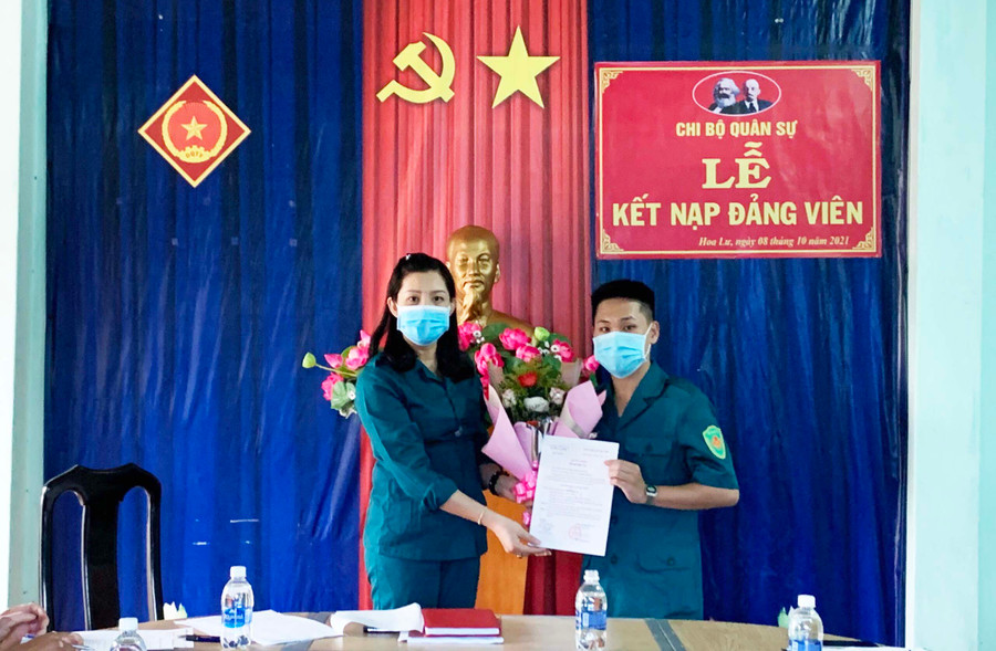 Chi bộ Quân sự phường Hoa Lư (TP. Pleiku) kết nạp đảng viên trong lực lượng dân quân. Ảnh: Vĩnh Hoàng