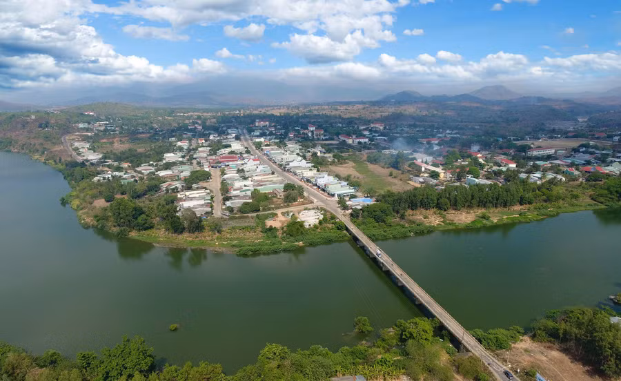 Sông Ba cung cấp nguồn nước sinh hoạt, sản xuất cho nhiều địa phương ở phía Đông và Đông Nam tỉnh. Ảnh: Đình Chiến