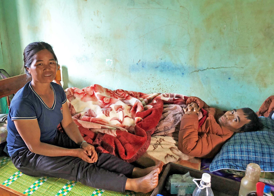 Chị H'Nhar bên cậu em trai Nhân. Ảnh: Anh Huy