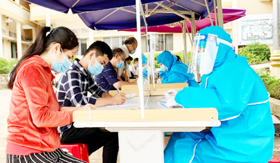 Người dân khai báo y tế khi đến khám-chữa bệnh tại Bệnh viện Đa khoa tỉnh Gia Lai. Ảnh: Như Nguyện Người dân khai báo y tế khi đến khám-chữa bệnh tại Bệnh viện Đa khoa tỉnh Gia Lai. Ảnh: Như Nguyện