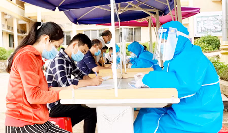 Người dân khai báo y tế khi đến khám-chữa bệnh tại Bệnh viện Đa khoa tỉnh Gia Lai. Ảnh: Như Nguyện