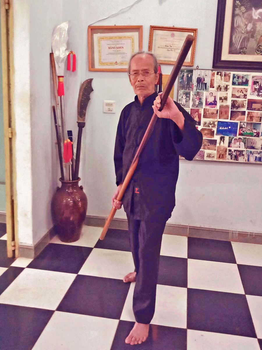 Đại võ sư Năm Tạo biểu diễn quyền thuật. Ảnh: Đ.P