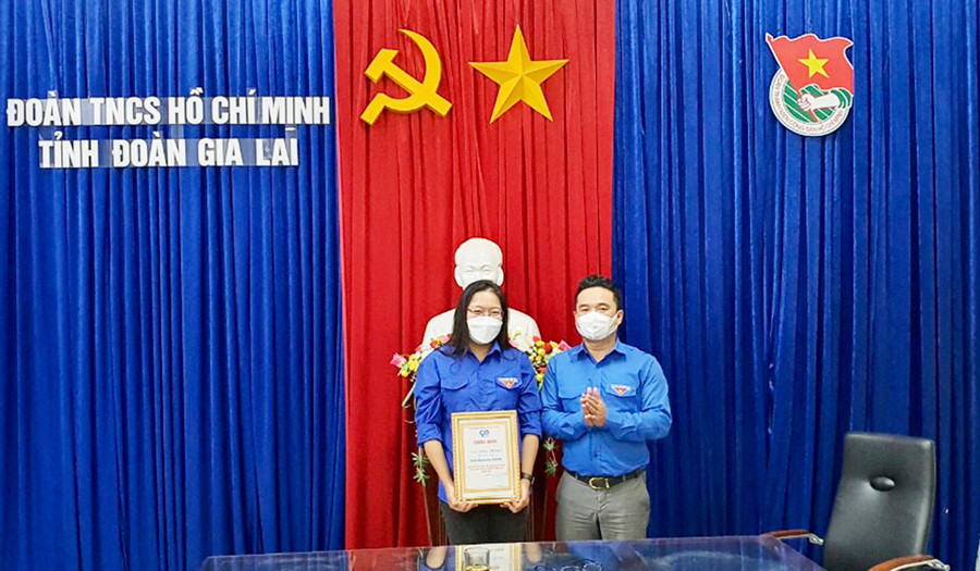 Thừa ủy quyền của Trung ương Đoàn TNCS Hồ Chí Minh, anh Đỗ Duy Nam-Phó Bí thư Tỉnh Đoàn trao giấy chứng nhận cho đại diện nhóm tác giả đạt giải. Ảnh: Thủy Bình Thừa ủy quyền của Trung ương Đoàn TNCS Hồ Chí Minh, anh Đỗ Duy Nam-Phó Bí thư Tỉnh Đoàn trao giấy chứng nhận cho đại diện nhóm tác giả đạt giải. Ảnh: Thủy Bình