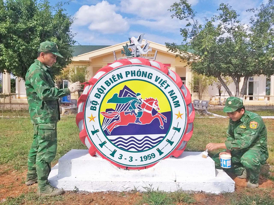 Tiểu đoàn Huấn luyện-Cơ động đã tận dụng những chiếc lốp xe ô tô cũ để làm thành các biển, bảng tuyên truyền cổ động. Ảnh: Anh Huy