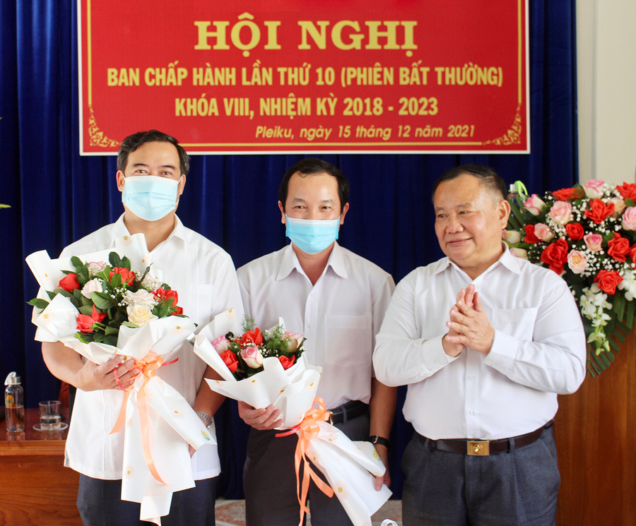 Phó Chủ tịch Ban Chấp hành Trung ương Hội Nông dân Việt Nam Đinh Khắc Đính tặng hoa chúc mừng các đồng chí được bầu vào Ban Chấp hành Hội Nông dân tỉnh khóa VIII. Ảnh: Phan Lài Đồng chí Đinh Khắc Đính-Phó Chủ tịch Ban Chấp hành Trung ương Hội Việt Nam tặng hoa chúc mừng các đồng chí được bầu vào Ban Chấp hành Hội Nông dân khóa VIII. Ảnh: Phan Lài