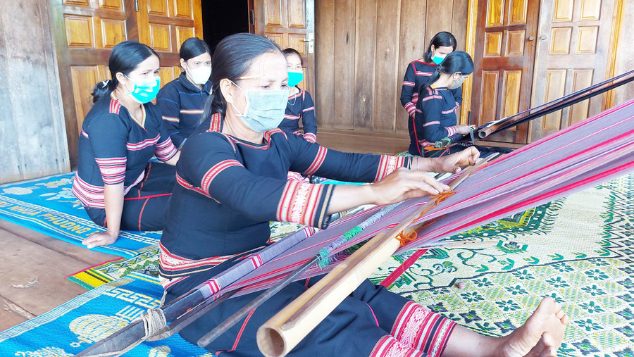 Phụ nữ làng Mrông Ngó 3 (xã Ia Ka, huyện Chư Păh) dệt thổ cẩm. Ảnh: Hoành Sơn