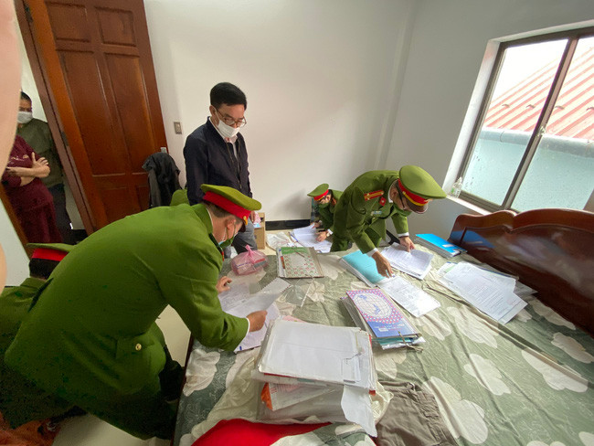  Phòng Cảnh sát kinh tế Công an tỉnh Thừa Thiên Huế thi hành lệnh khám xét khẩn cấp doanh nghiệp tư nhân Quang Đức. Ảnh: C.A.