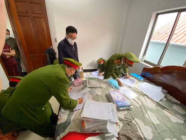  Phòng Cảnh sát kinh tế Công an tỉnh Thừa Thiên Huế thi hành lệnh khám xét khẩn cấp doanh nghiệp tư nhân Quang Đức. Ảnh: C.A.