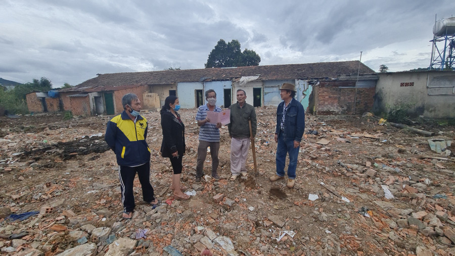 Nhiều hộ dân trong khu tập thể của Công ty CP Bình Điền Lâm Đồng sẽ gặp rất nhiều khó khăn nếu không được hỗ trợ tái định cư. Ảnh: Văn Long.