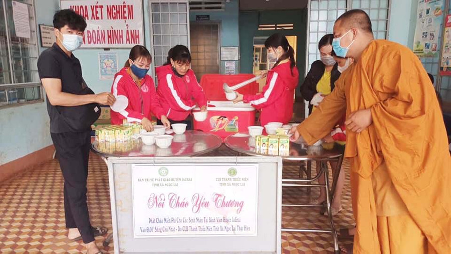Tăng ni tịnh xá Ngọc Lai cấp phát cháo tình thương cho bệnh nhân điều trị nội trú tại Trung tâm Y tế huyện Ia Grai. Ảnh: Thanh Nhật