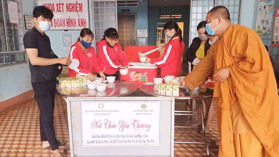 Tăng ni tịnh xá Ngọc Lai cấp phát cháo tình thương cho bệnh nhân điều trị nội trú tại Trung tâm Y tế huyện Ia Grai. Ảnh: Thanh Nhật