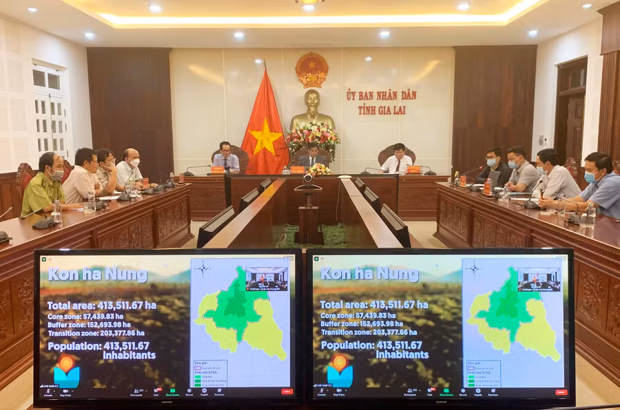 Các đại biểu tham dự cuộc họp của Hội đồng Điều phối quốc tế Chương trình Con người và sinh quyển UNESCO bỏ phiếu thông qua các khu dự trữ sinh quyển thế giới tại điểm cầu Gia Lai. Ảnh: Phương Linh