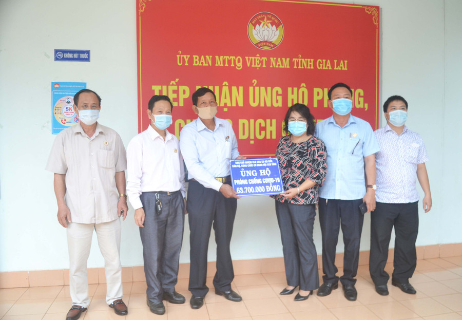 Ông Ngô Công Đoan (thứ 3 từ trái sang)-Chủ nhiệm Câu lạc bộ “CCB sản xuất, kinh doanh giỏi” tỉnh trao tiền ủng hộ phòng-chống dịch Covid-19 cho Ủy ban MTTQ Việt Nam tỉnh. Ảnh: Hoàng Cư Ông Ngô Công Đoan (thứ 3 từ trái sang)-Chủ nhiệm Câu lạc bộ “CCB sản xuất, kinh doanh giỏi” tỉnh trao tiền ủng hộ phòng-chống dịch Covid-19 cho Ủy ban MTTQ Việt Nam tỉnh. Ảnh: Hoàng Cư