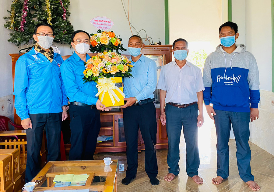  Tỉnh Đoàn, Hội LHTN Việt Nam tỉnh tặng hoa chúc mừng Chi hội Tin lành Kông Brech (xã A Dơk, huyện Đak Đoa). Ảnh: Phan Lài