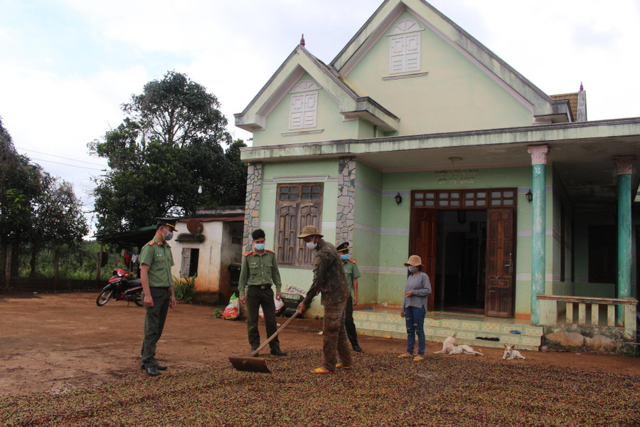 Cán bộ Công an huyện Ea H'leo đến thăm gia đình Ama Ngai, buôn Tùng Thăng (xã Ea Ral). Cán bộ Công an huyện Ea H'leo đến thăm gia đình Ama Ngai, buôn Tùng Thăng (xã Ea Ral).