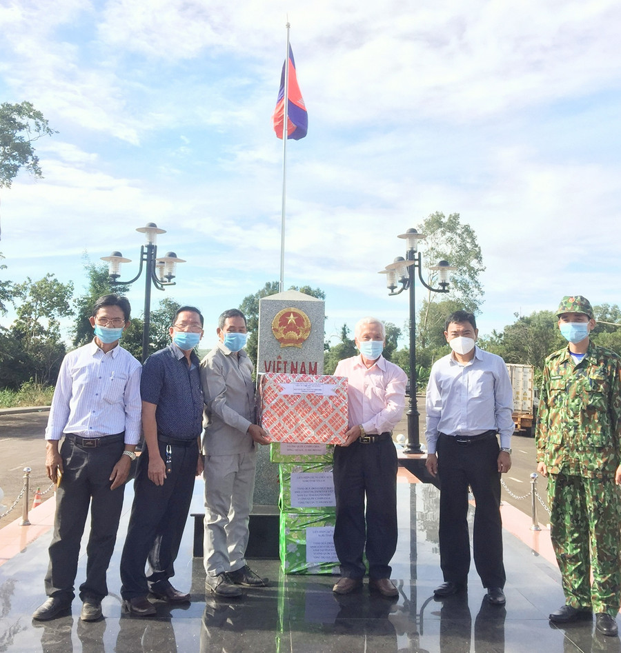 Ông Lâm Thế Tổng-Chủ tịch Liên hiệp các Tổ chức hữu nghị tỉnh Gia Lai (thứ 3 từ phải qua) tặng quà cho học sinh người Việt tại tỉnh Ratanakiri (Vương quốc Campuchia). Ảnh: Lê Đại Ông Lâm Thế Tổng-Chủ tịch Liên hiệp các tổ chức hữu nghị tỉnh Gia Lai (thứ 3 từ phải qua) tặng quà cho học sinh người Việt tại tỉnh Ratanakiri (Vương quốc Campuchia). Ảnh: Lê Đại