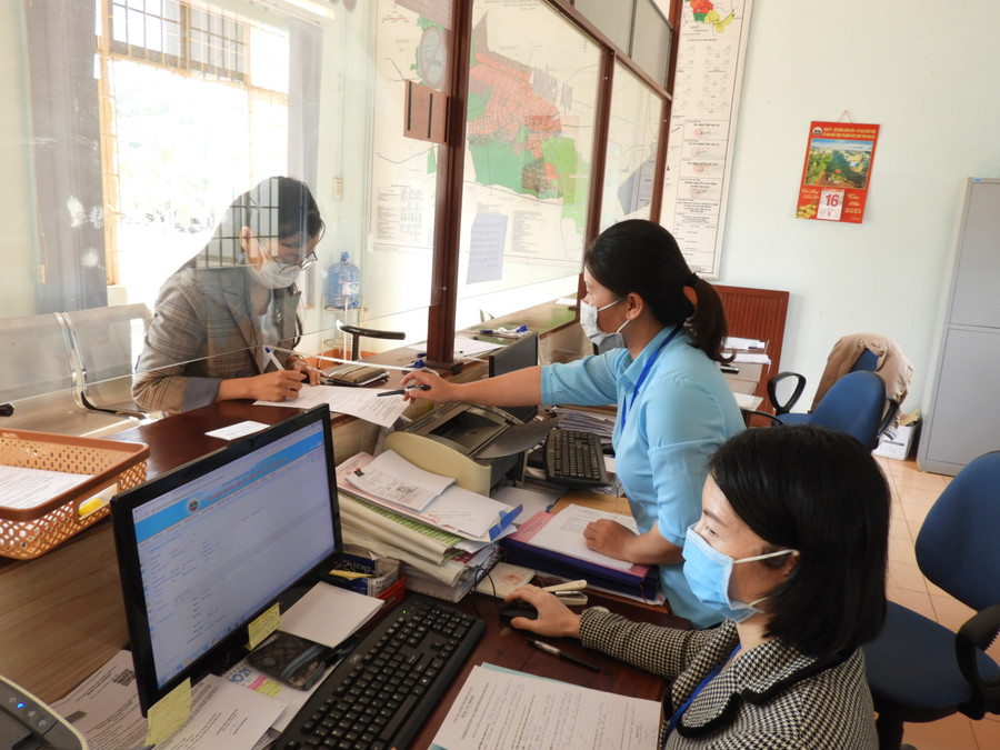 Giải quyết thủ tục hành chính cho người dân tại thị trấn Đak Đoa. Ảnh: Thanh Nhật