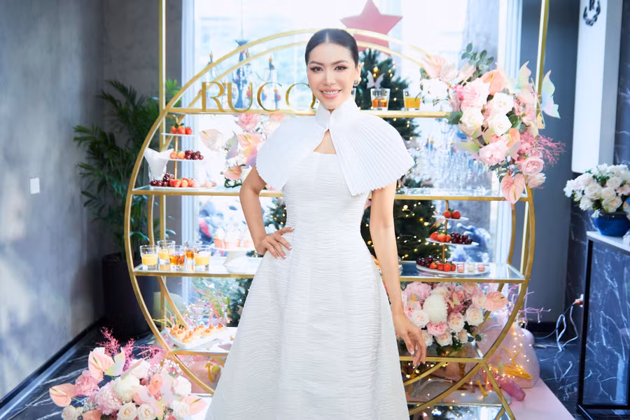 Không còn vẻ sắc lạnh thường thấy trên những sàn catwalk, siêu mẫu Minh Tú thoắt biến hình ngọt ngào trong chiếc váy trắng với phần cổ áo xếp ly phá cách lạ mắt.