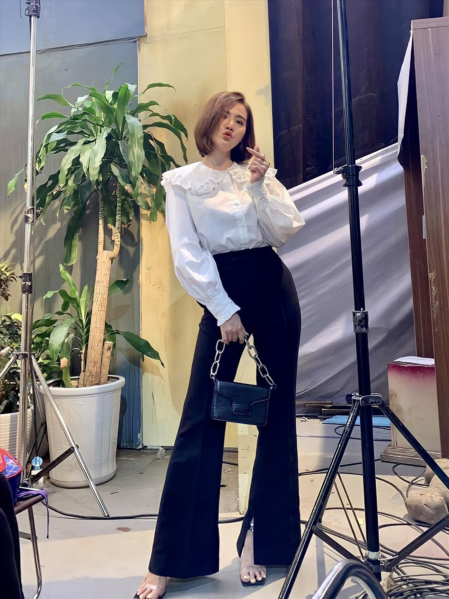 Qua mỗi tập phim, khi nhân vật Vân Trang ngày càng hiện lên rõ nét thì gu thời trang của cô cũng ngày càng tạo được điểm nhấn thu hút sự quan tâm của khán giả. Ảnh: NSCC