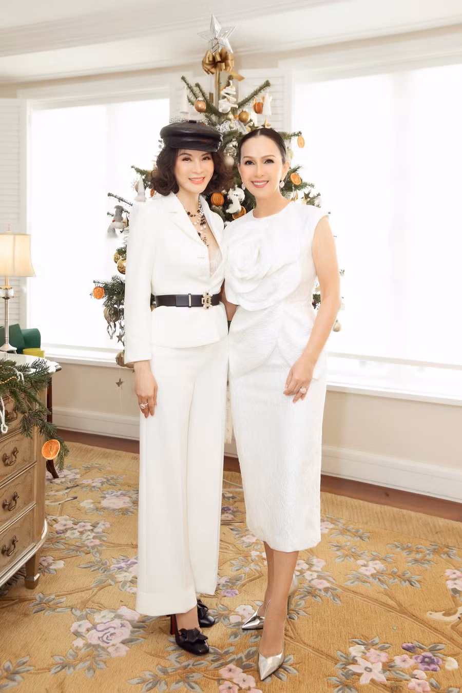 Diễn viên, MC Thanh Mai chọn phong cách cổ điển với bộ vest màu trắng điểm xuyết phụ kiện màu đen tương phản. Người đẹp cũng làm tăng sự bắt mắt cho trang phục bằng phụ kiện Chanel.