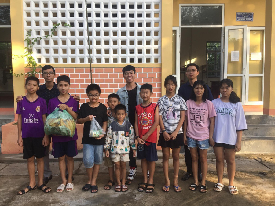 Minh Trí (áo đen, hàng sau bên trái) cùng bạn bè tranh thủ thời gian đến thăm mái ấm tại TP. Đông Hà. Ảnh: NVCC