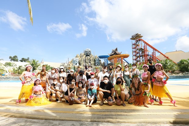 Đoàn khách quốc tế đầu tiên trở lại Phú Quốc sau 2 năm đã góp phần tạo động lực phục hồi cho các địa phương. Ảnh: CTV