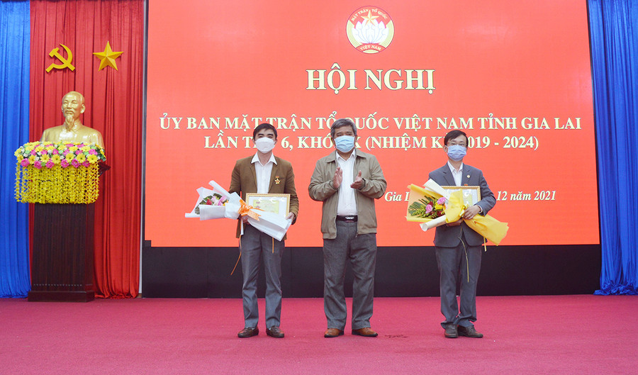 Chủ tịch Ủy ban MTTQ Việt Nam tỉnh Hồ Văn Điềm trao kỷ niệm chương cho các cá nhân. Ảnh: Anh Huy Chủ tịch Ủy ban MTTQ Việt Nam tỉnh trao kỷ niệm chương cho các cá nhân. Ảnh: Anh Huy