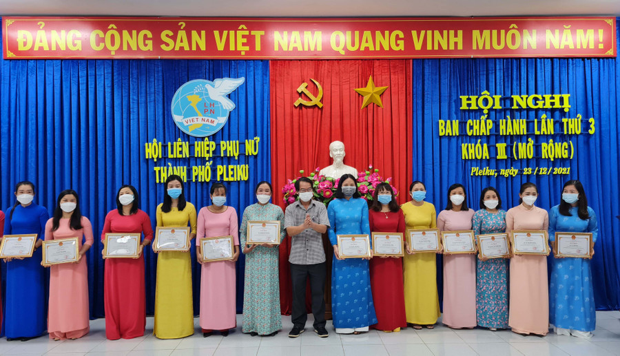 Ông Trần Xuân Quang-Phó Bí thư Thường trực Thành ủy trao giấy khen của UBND TP. Pleiku cho các cá nhân, tập thể có thành tích xuất sắc trong công tác Hội Phụ nữ. Ảnh: Bá Bính