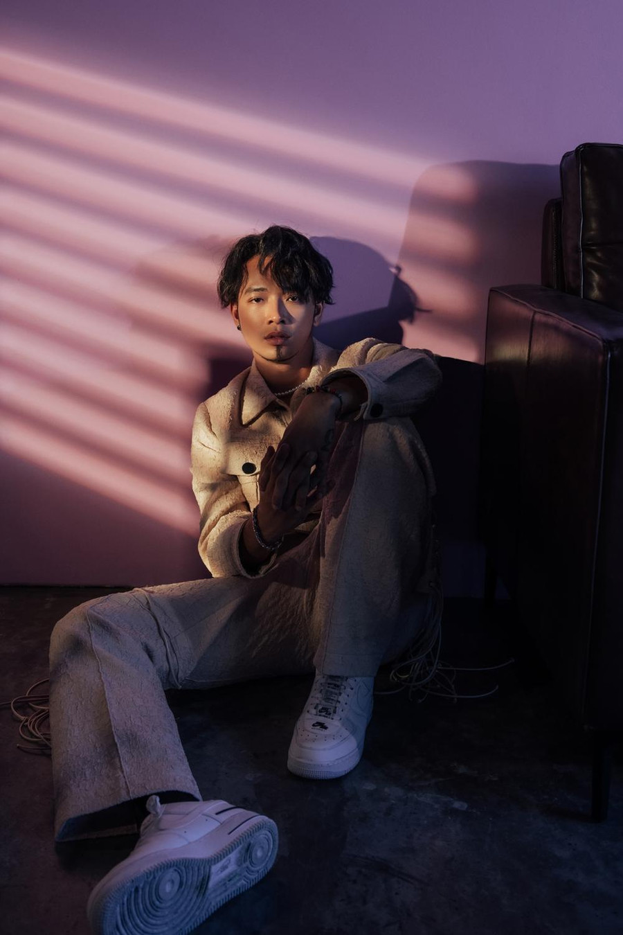 Hoàng Phi trải lòng: “Tôi làm nghệ thuật vì đam mê, đó là lý do suốt thời gian qua, tôi chọn cách lặng lẽ với nghề. Đối với tôi, bản thân không cần phải là ngôi sao hạng A nhưng phải thật sự nghiêm túc với công việc mình lựa chọn. Mỗi người sẽ có những khái niệm khác nhau về sự thành công. Riêng tôi, chỉ mong bản thân sẽ nhiệt huyết, hết mình với nghề và khẳng định được nét riêng trong lòng khán giả”. Ảnh: NVCC Hoàng Phi trải lòng: “Tôi làm nghệ thuật vì đam mê, đó là lý do suốt thời gian qua, tôi chọn cách lặng lẽ với nghề. Đối với tôi, bản thân không cần phải là ngôi sao hạng A nhưng phải thật sự nghiêm túc với công việc mình lựa chọn. Mỗi người sẽ có những khái niệm khác nhau về sự thành công. Riêng tôi, chỉ mong bản thân sẽ nhiệt huyết, hết mình với nghề và khẳng định được nét riêng trong lòng khán giả”. Ảnh: NVCC