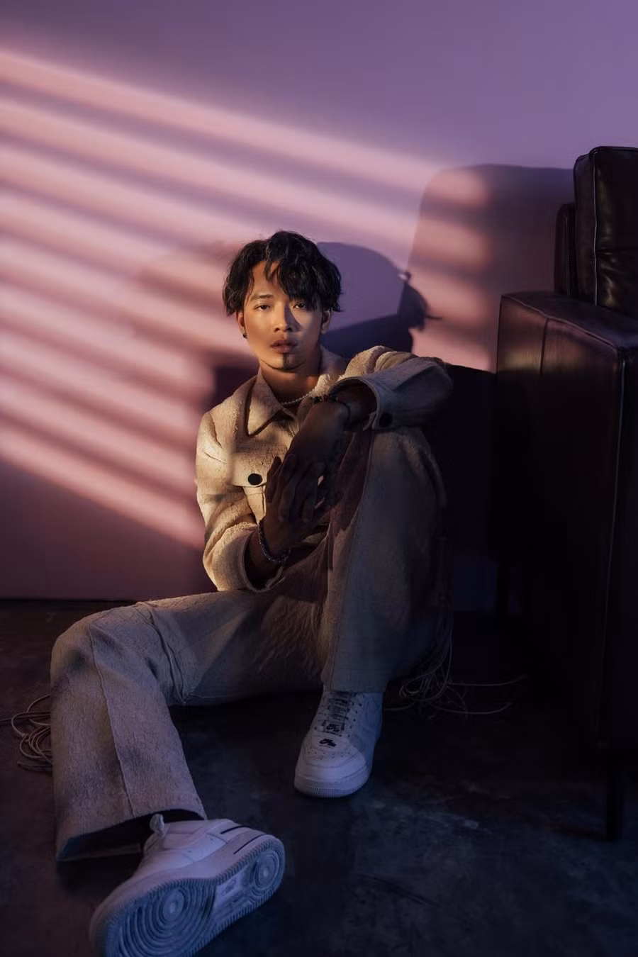 Hoàng Phi trải lòng: “Tôi làm nghệ thuật vì đam mê, đó là lý do suốt thời gian qua, tôi chọn cách lặng lẽ với nghề. Đối với tôi, bản thân không cần phải là ngôi sao hạng A nhưng phải thật sự nghiêm túc với công việc mình lựa chọn. Mỗi người sẽ có những khái niệm khác nhau về sự thành công. Riêng tôi, chỉ mong bản thân sẽ nhiệt huyết, hết mình với nghề và khẳng định được nét riêng trong lòng khán giả”. Ảnh: NVCC