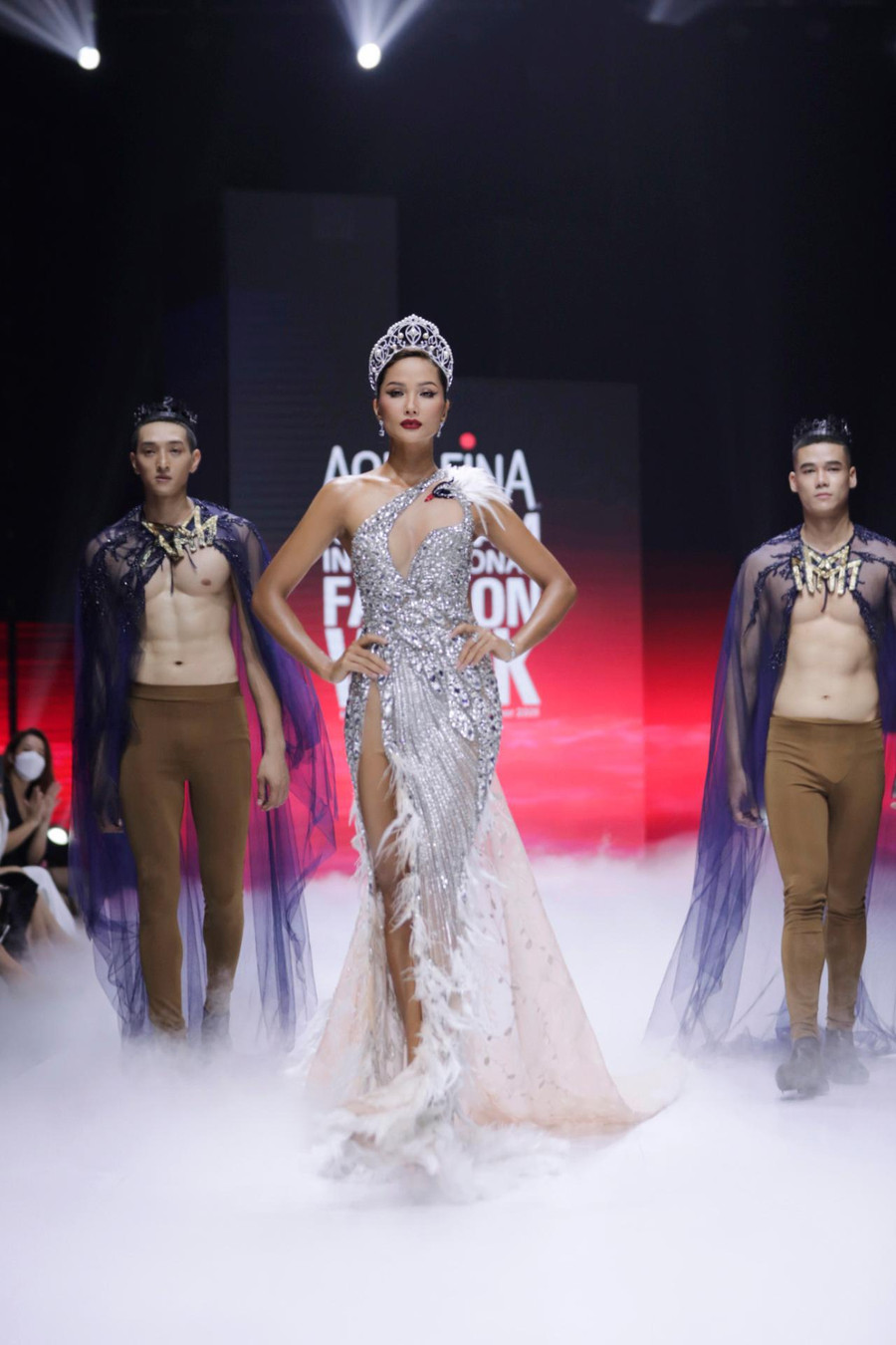 Người đẹp cũng gợi cho mọi người nhớ lại khoảnh khắc đăng quang của mình tại Hoa hậu Hoàn vũ Việt Nam 2017 khi lựa chọn đội chiếc vương miện danh giá để trình diễn. Hiện tại, H'Hen Niê vẫn miệt mài hoạt động nghệ thuật và tích cực tham gia các công tác xã hội. Điều này giúp cô nhận được rất nhiều sự yêu thương của khán giả. Ảnh: Kiếng cận team