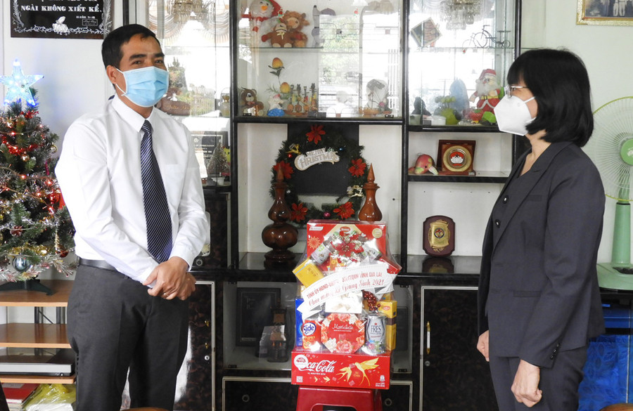 Phó Chủ tịch UBND tỉnh Nguyễn Thị Thanh Lịch (người đứng bên phải) thăm, chúc mừng Giáng sinh tại Ban đại diện Tin lành tỉnh. Ảnh: Thanh Nhật