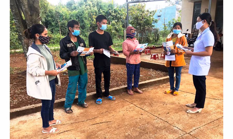 Cán bộ dân số xã Ia Kly (huyện Chư Prông) tuyên truyền cho người dân về chính sách dân số. Ảnh: Đinh Yến