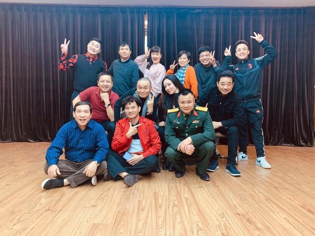 Bức ảnh khiến nhiều người hiểu lầm là các nghệ sĩ đã bắt tay vào tập Táo Quân 2022. Ảnh: VFC