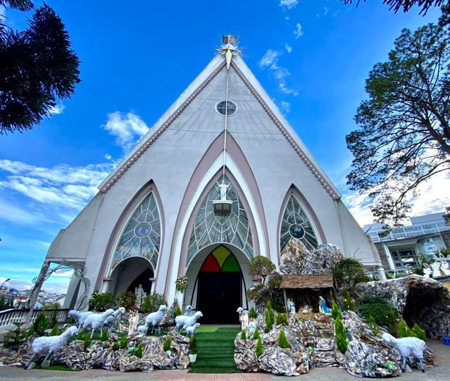 Nhà thờ Thánh Tâm, TP.Đà Lạt trang trí mừng đón Giáng sinh. Ảnh: Lâm Viên